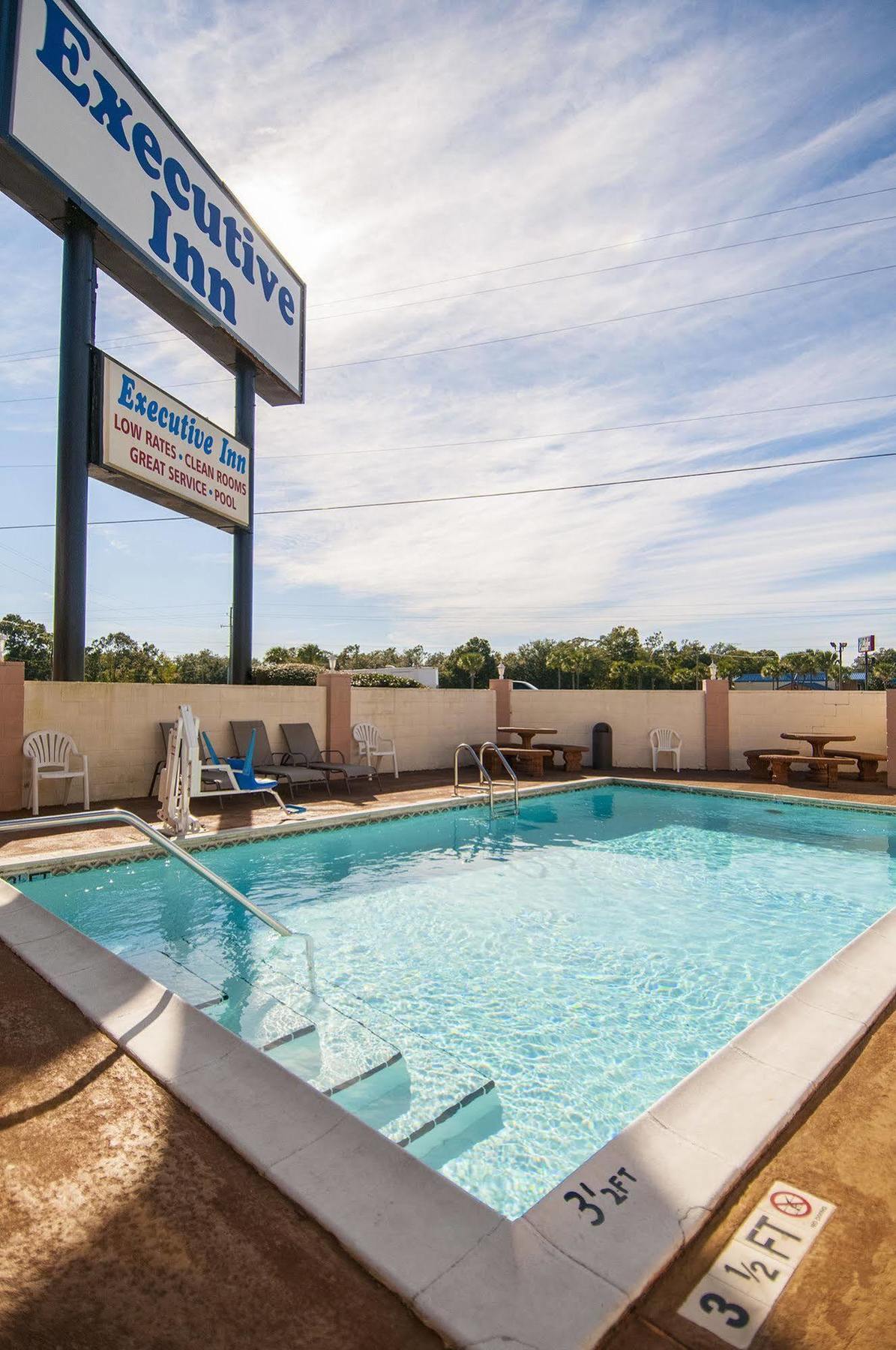 Executive Inn Ferry Pass Exterior foto